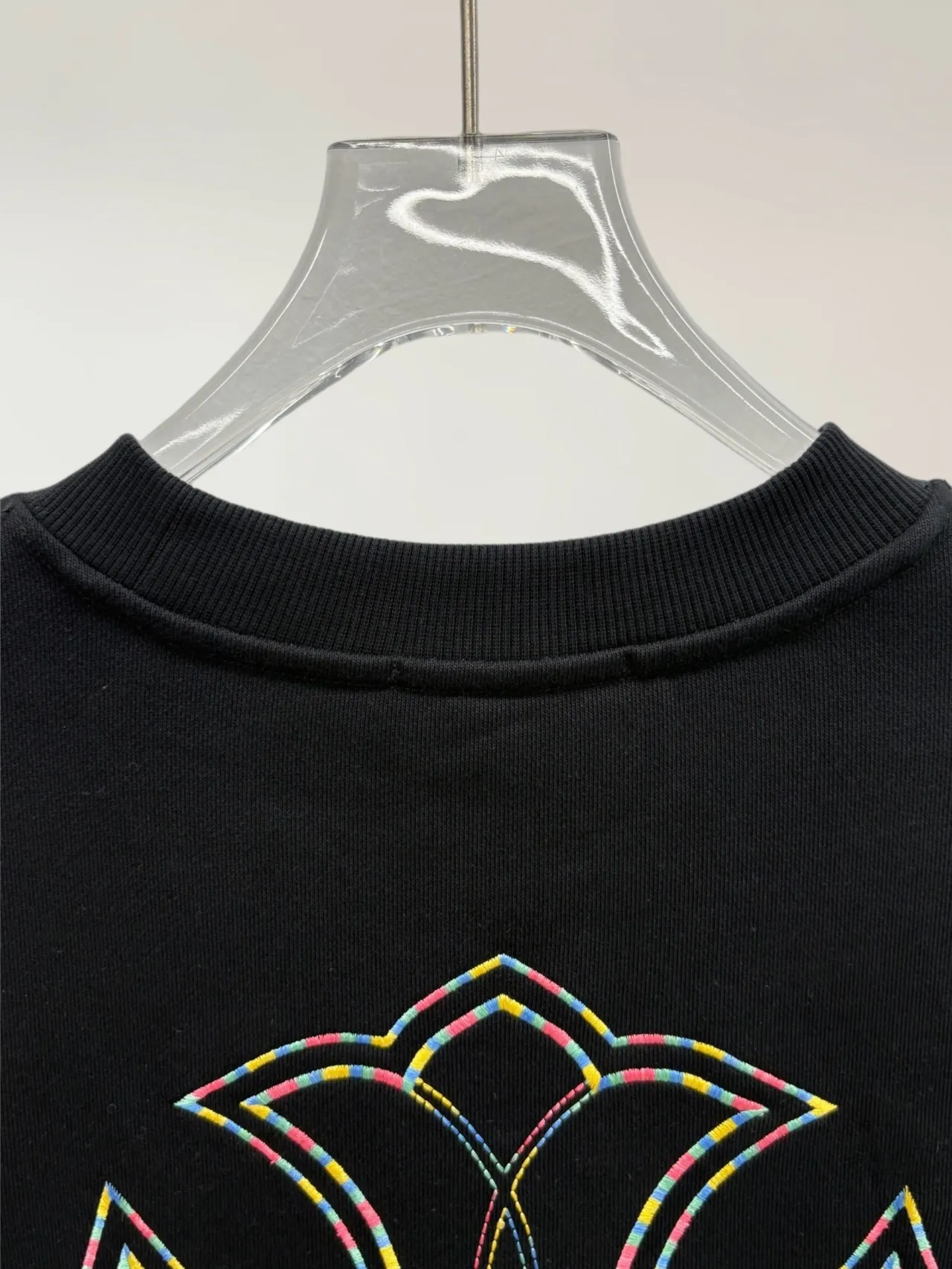 P250 [High Quality] Chrome Hearts Embroidery🪡Cross + Horseshoe‼ ️Round neck sweatshirt *Customized 420g terry cotton fabric, the fabric is soft, skin-friendly and comfortable *Embroidery process: front cross + rivet embroidery *A very simple and elegant classic continuation. It is unparalleled in terms of upper body comfort, interpreting your luxury and taste, and creating your fashion style and charm. Three complete standards. Same style for men and women. 𝐂𝐎𝐋𝐎𝐔𝐑: Black/White 𝐒𝐈𝐙𝐄: S-XL